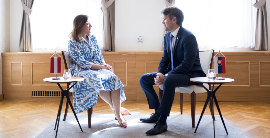 Bundesministerin Claudia Plakolm und slowakischer Staatssekretär Marek Eštok