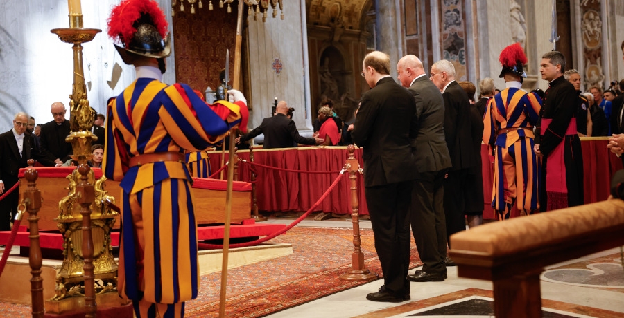 Foto: Bundeskanzler Christian Stocker und Bundespräsident Alexander Van der Bellen erweisen dem verstorbenen Papst Franziskus die letzte Ehre im Petersdom in Rom