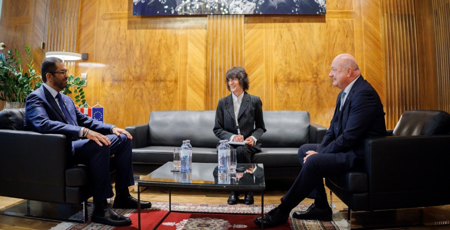 Foto: Bundeskanzler Christian Stocker empfängt den Sultan Ahmed Al Jaber, Minister für Industrie und Fortschrittstechnologie der Vereinigten Arabischen Emirate zu einem Gespräch